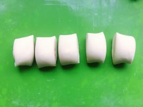 用刮板切成均等的小剂子，用手稍稍整一下形，馒头面胚大概30-40克左右一个。