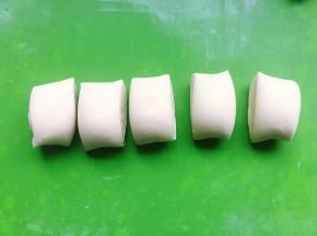 用刮板切成均等的小剂子，用手稍稍整一下形，馒头面胚大概30-40克左右一个。