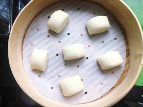 将馒头面胚放入垫了蒸笼纸的蒸笼里，隔开一定的距离，如果排的太密，蒸出来会影响美观。
