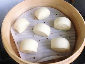 盖上蒸笼盖子，室温醒发15-20分钟。