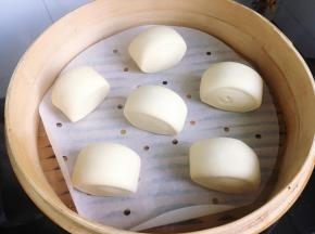 盖上蒸笼盖子，室温醒发15-20分钟。