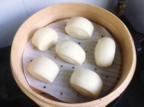 锅里加入适量水，水烧开后放入蒸笼，中火蒸制15分钟，蒸好后不要立即开盖，闷3分钟后再开。