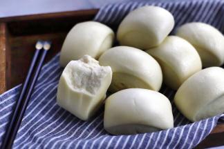 蒸好的馒头凉透后要用保鲜盒装起来，否则表皮容易变干，影响口感。一时半会吃不完，可以放冰箱冷冻保存。