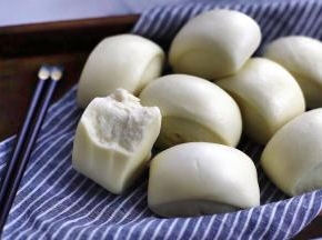 蒸好的馒头凉透后要用保鲜盒装起来，否则表皮容易变干，影响口感。一时半会吃不完，可以放冰箱冷冻保存。