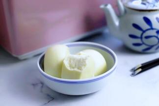 白白胖胖、松软可口、奶香浓郁的炼乳刀切馒头就做好了。