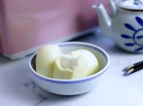 白白胖胖、松软可口、奶香浓郁的炼乳刀切馒头就做好了。