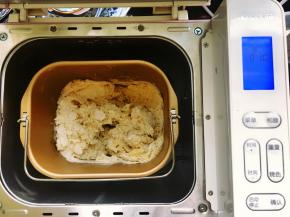 首先将所有食材称量好，在面包桶里放入酵母和温水，用筷子搅匀后加入炼乳、白糖和中筋粉，接着用筷子搅拌成无干粉的絮状，防止面包机启动后面粉溅出来。