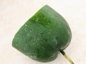 将冬瓜外皮用海绵清洗干净。