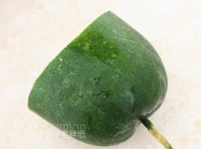 将冬瓜外皮用海绵清洗干净。