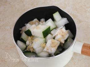 连皮带籽切成小块。