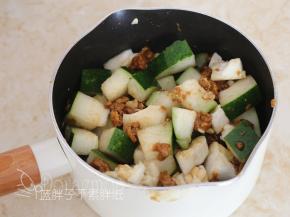 将冬瓜块放入九阳奶锅中，红糖敲碎之后撒上去，并拌匀。