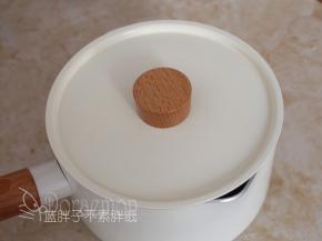 盖上盖子，腌制2个小时，期间多次搅拌。