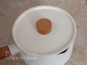 盖上盖子，腌制2个小时，期间多次搅拌。