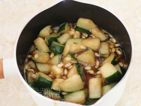 等到冬瓜出水，红糖稍微融化即腌制好。