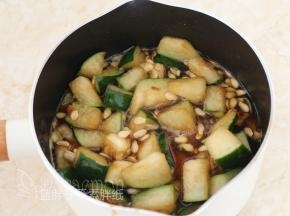 等到冬瓜出水，红糖稍微融化即腌制好。