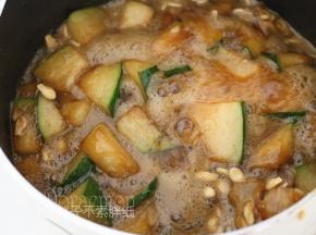 刚烧开不久，表面会有这些泡沫，记得要舀掉哦。