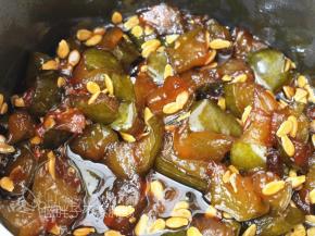 一直煮到冬瓜变得透明，颜色变深，糖浆比较浓稠状态即可。