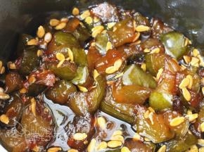 一直煮到冬瓜变得透明，颜色变深，糖浆比较浓稠状态即可。