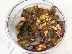 熬好的冬瓜茶用筛网过滤一下，记得用勺子尽力地压压冬瓜肉，尽量把每一滴糖浆都挤出来。