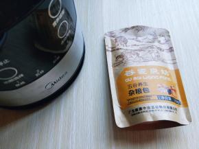 准备食材，我买的这种五谷养生杂粮包，自己搭配也可以！