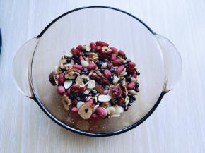 将杂粮取出包装，倒入器具中，冷水冲洗两遍。