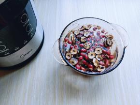 再加入纯净水泡30分钟。这个杂粮袋子上写的是免洗免泡的，但是我习惯性清洗一下，比较放心，可以根据个人习惯来！