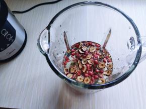 加入破壁机杯体中，加入850ml纯净水。