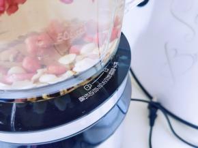 将杯体放入破壁机的机身，杯子一定要旋转到位。一定要卡住。