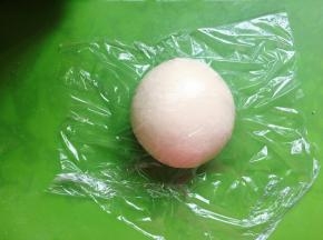 最后将醒发好的面团揉圆后盖上保鲜膜，在26度的室温环境下醒发一个小时。