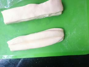 用筷子在中间压一压。