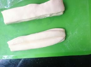 用筷子在中间压一压。