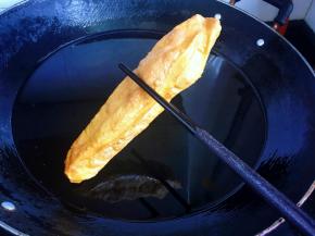 炸至金黄即可捞出，沥干油。