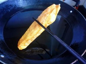 炸至金黄即可捞出，沥干油。