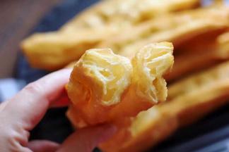 趁热尝了一根，口感蓬松酥脆有嚼劲，太美味了！