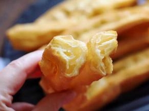 趁热尝了一根，口感蓬松酥脆有嚼劲，太美味了！