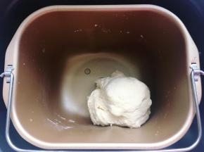 接着启动面包机的“和面”程序，将面团揉成团后再加入玉米油继续揉匀，揉好的面团是非常柔软的，如果面团非常干硬，就是水加少了。