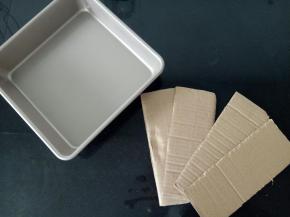 先把模具收拾好，剪几个纸板，高出模具2.3厘米就行