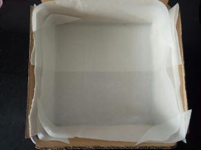 模具里铺上油纸，周围插上纸板