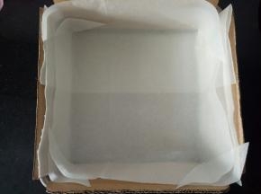 模具里铺上油纸，周围插上纸板