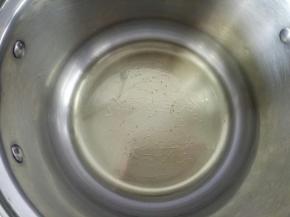 玉米油加热至锅底出现小泡泡就可以