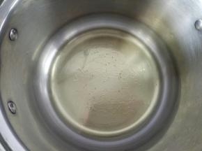 玉米油加热至锅底出现小泡泡就可以