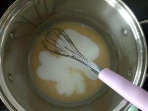 倒入牛奶，搅拌均匀