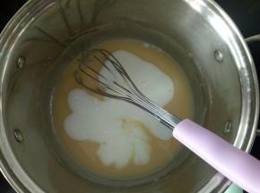 倒入牛奶，搅拌均匀