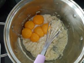 分离蛋清蛋黄，放蛋清的盆要无油无水，蛋黄加入拌好的面糊中