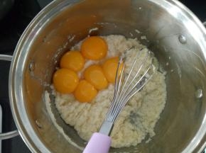 分离蛋清蛋黄，放蛋清的盆要无油无水，蛋黄加入拌好的面糊中