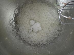 蛋清滴几滴柠檬汁打至鱼眼泡，分三次加入白糖