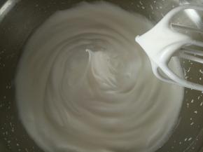 电动打蛋器打至湿性发泡，也就是大弯钩状态