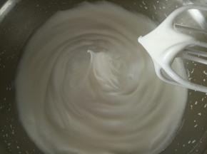 电动打蛋器打至湿性发泡，也就是大弯钩状态