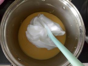 取1/3蛋白霜加入蛋黄糊中翻拌均匀