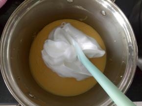 取1/3蛋白霜加入蛋黄糊中翻拌均匀